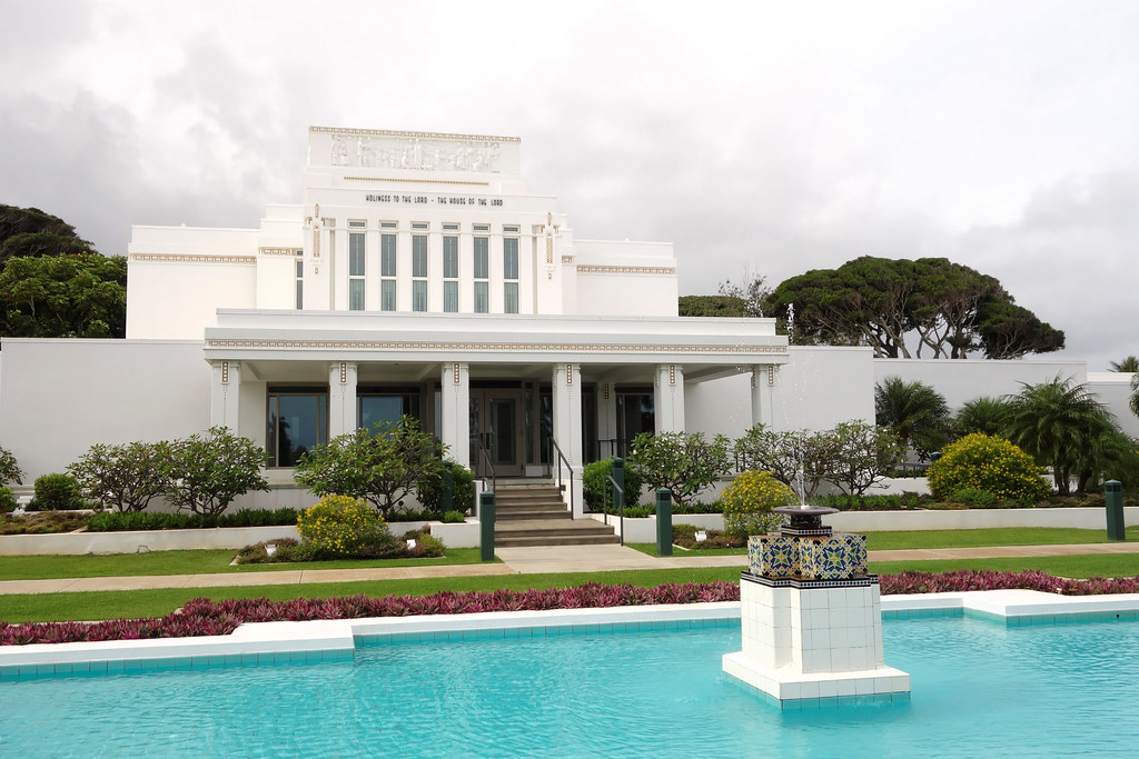 Palm-lined Hale La'a Boulevard leading to the temple