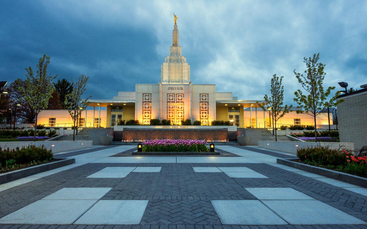 The angel Moroni statue atop the temple spire.