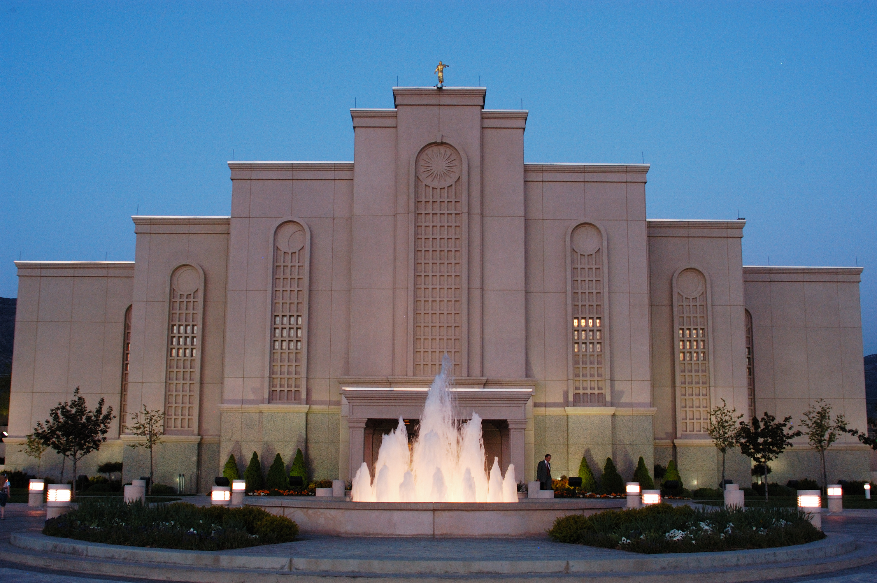The Albuquerque New Mexico Temple at dusk.
