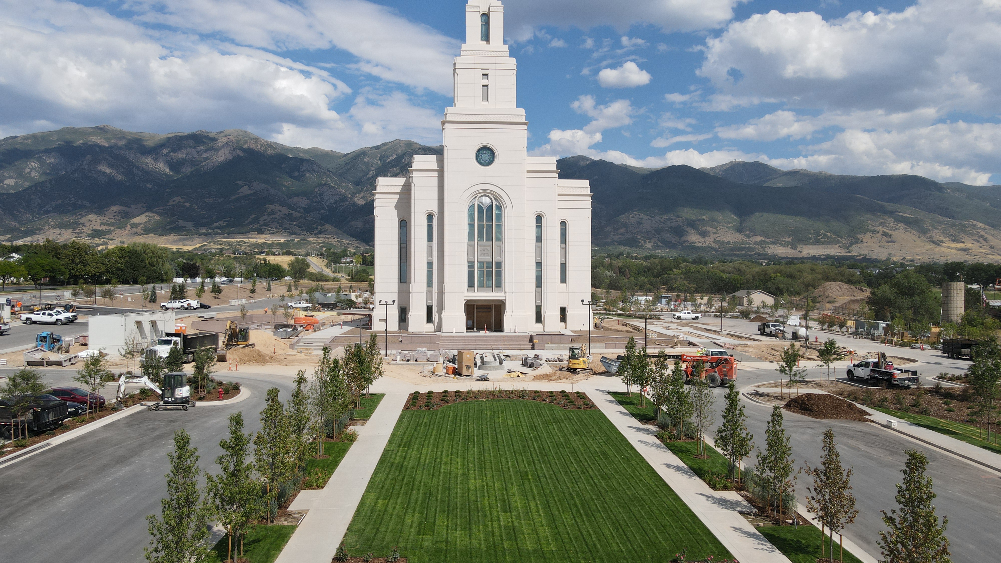 The angel Moroni statue atop the temple