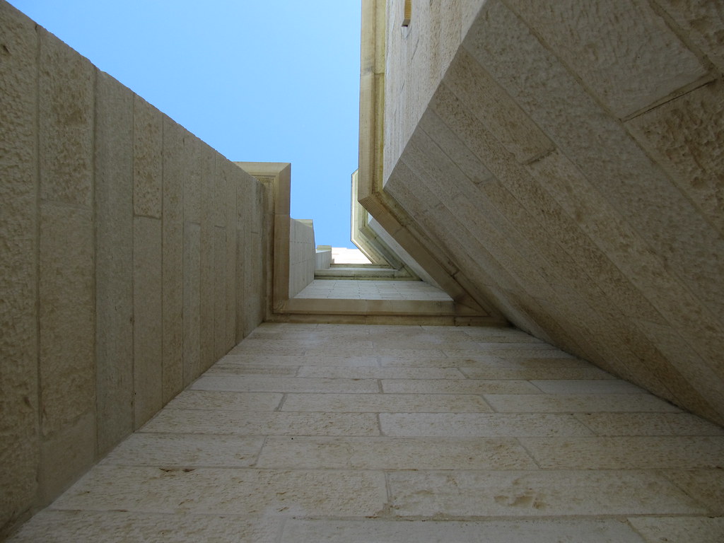 Exterior detail showing the cream-colored oolite limestone