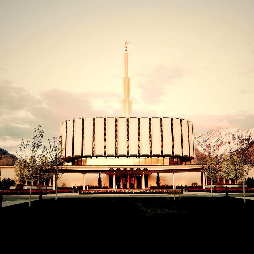 The original 1972 temple exterior design