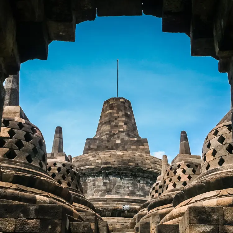 拱门下方，有五座舍利塔，包括婆罗浮屠寺的中央舍利塔，每座舍利塔都由互锁的石头砌成。中央的柱子上伸出一根高大的杆子。